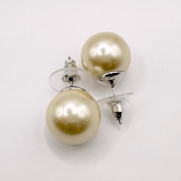 Faux pearl stud earrings classic minimalist preppy pierced retro traditional - Picture 1 of 8